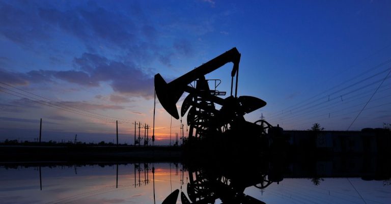 Oil slips over 1% as deflationary concerns in China dampens sentiment