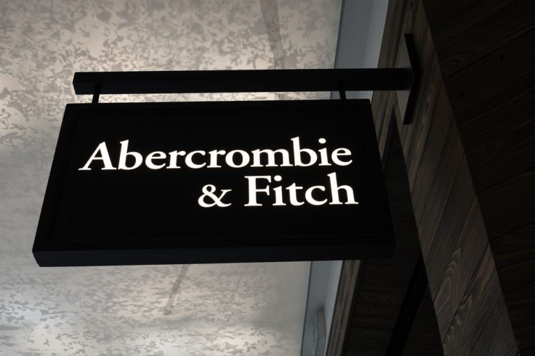 Abercrombie & Fitch stock sits at a key support: wait before buying