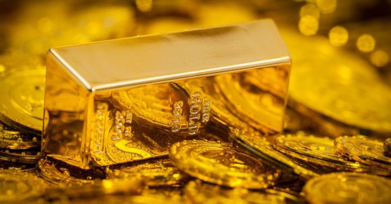 Gold fluctuates amid dollar strength: what’s next for prices?