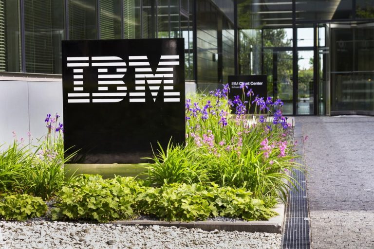 IBM stock price analysis: risky pattern points to a retreat in 2025