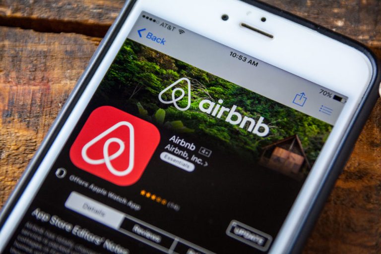 Airbnb stock price analysis: bullish patterns are forming