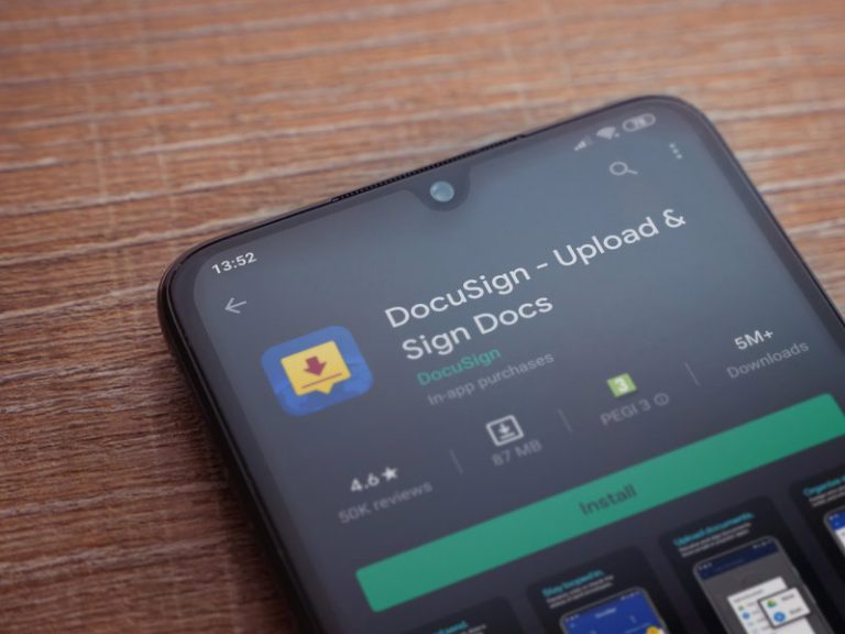 DocuSign stock price forecast ahead of earnings: buy or sell?