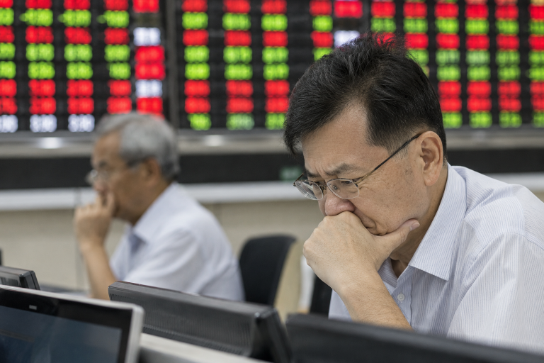 Kospi Index slides as foreigners dump ahead of Samsung earnings