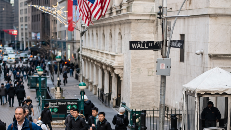 Dow surges 500 points after four-day slide as oil prices retreat